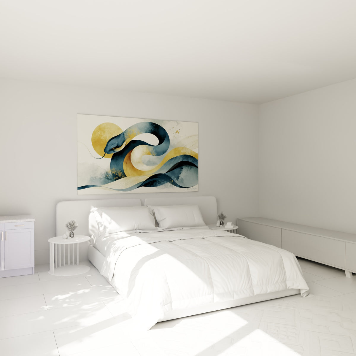 Reptile aux volutes bleu marine et dorées accroché au-dessus d'un lit dans une chambre claire