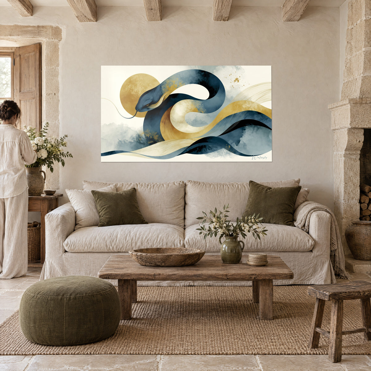 Tableau serpent bleu marine lové autour d'un soleil doré, lignes ivoire fines, au-dessus d'un canapé dans un salon lumineux