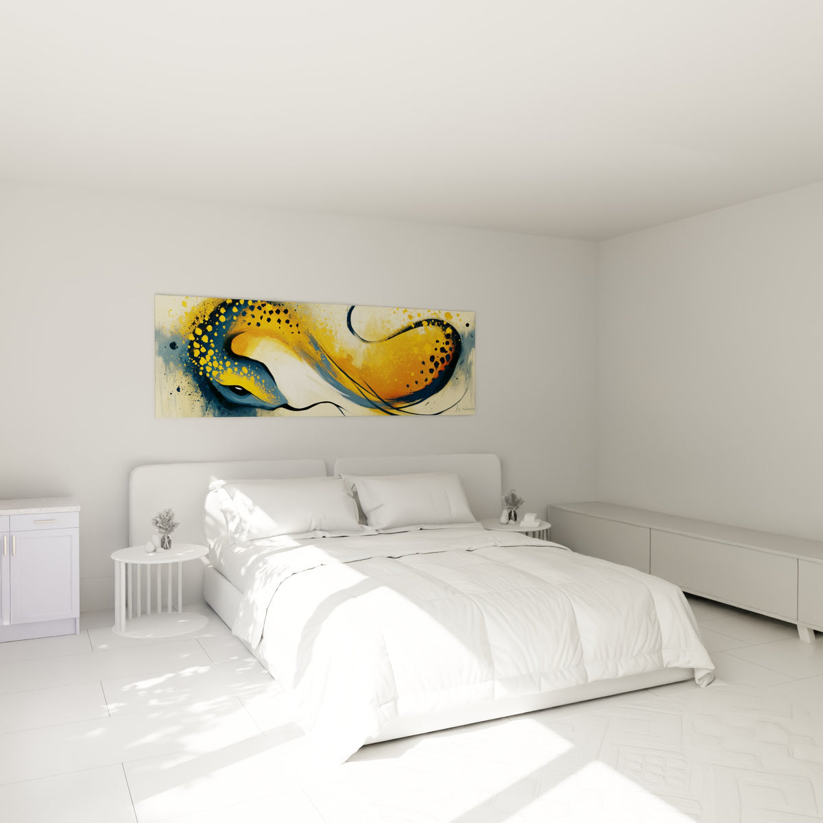 Reptile stylisé aux teintes orange et bleu marine, accroché au-dessus d'un lit dans une chambre claire
