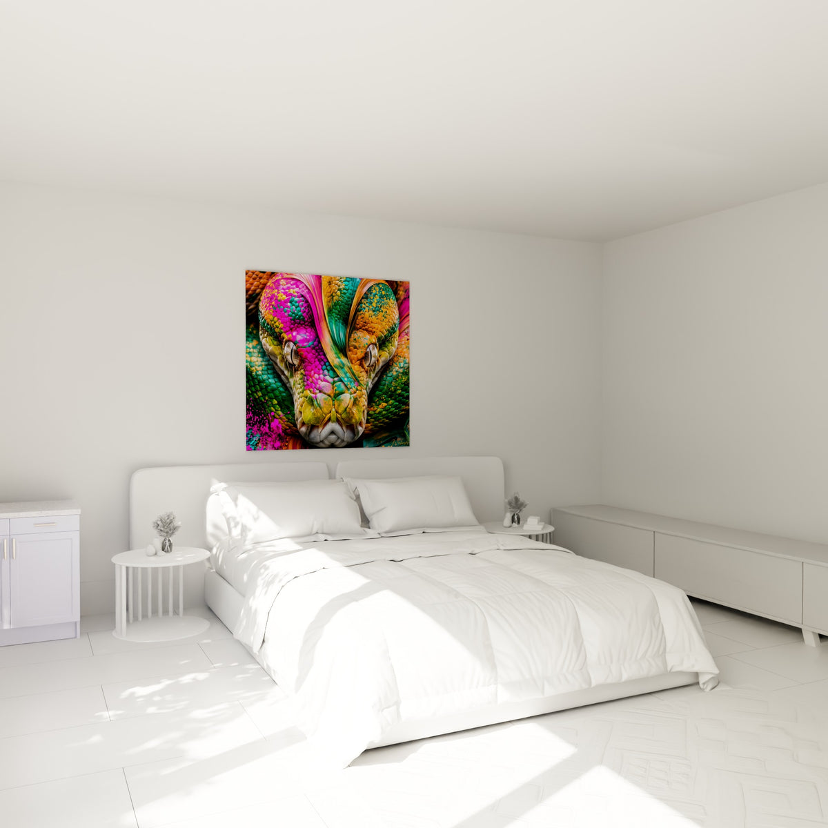 Reptile coloré en rose fuchsia et orange doré, écailles texturées, au-dessus d'un lit dans une chambre claire