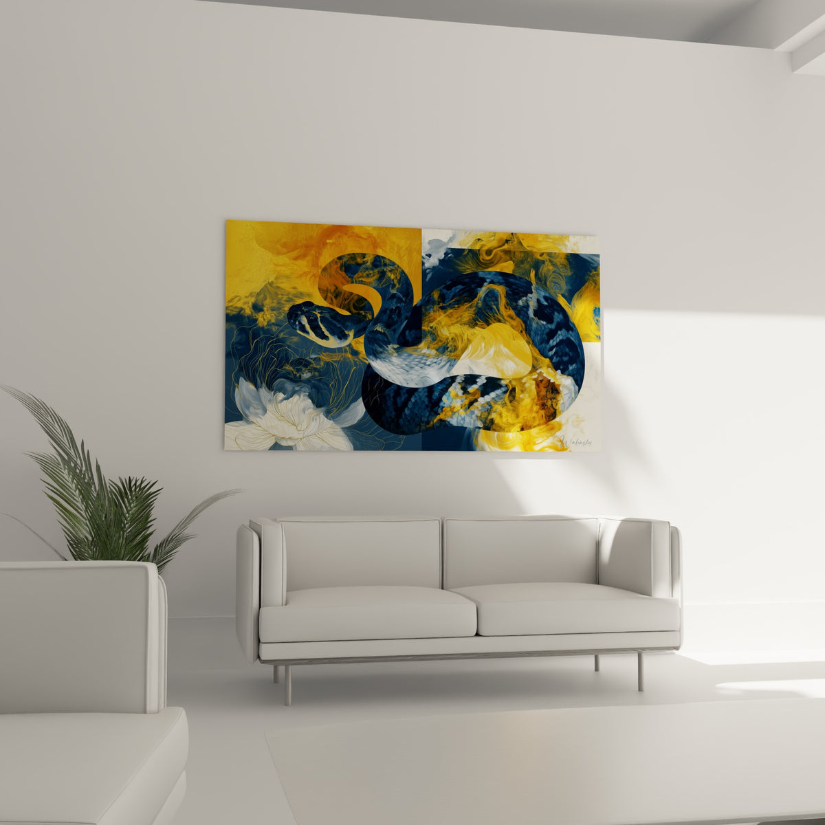 Python doré et bleu nuit orné d'un lotus, suspendu au-dessus d'un canapé dans un salon lumineux