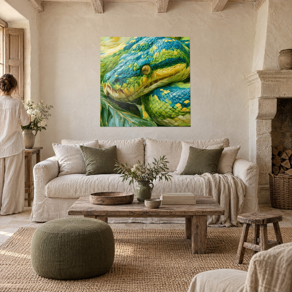 Tableau python émeraude à l'œil doré, écailles bleues et vertes, deux personnes de dos, au-dessus d'un canapé dans un salon lumineux