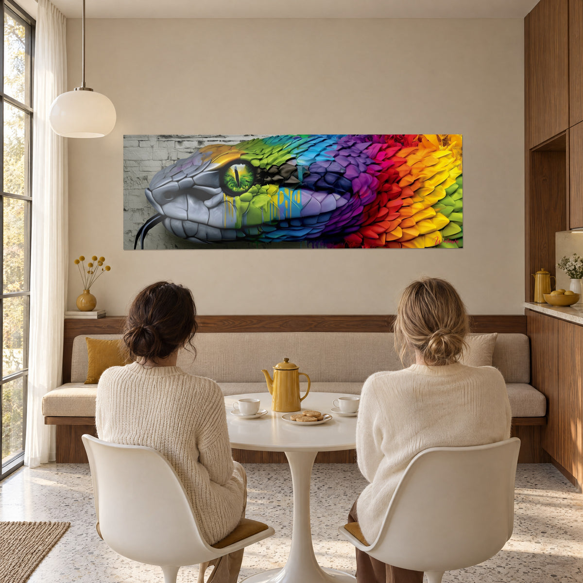Tableau python arc-en-ciel, pupille verte fendue et coulures de peinture jaune, deux amies de dos autour d'une table ronde blanche