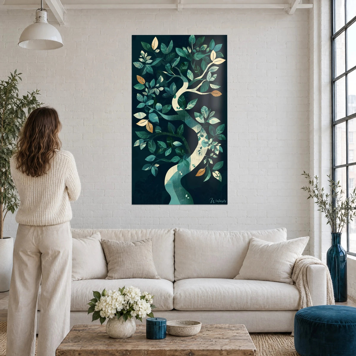 Schilderij van een kronkelende boom met crèmekleurige stam en smaragdgroen gebladerte op een nachtblauwe achtergrond, boven een bank in een lichte woonkamer