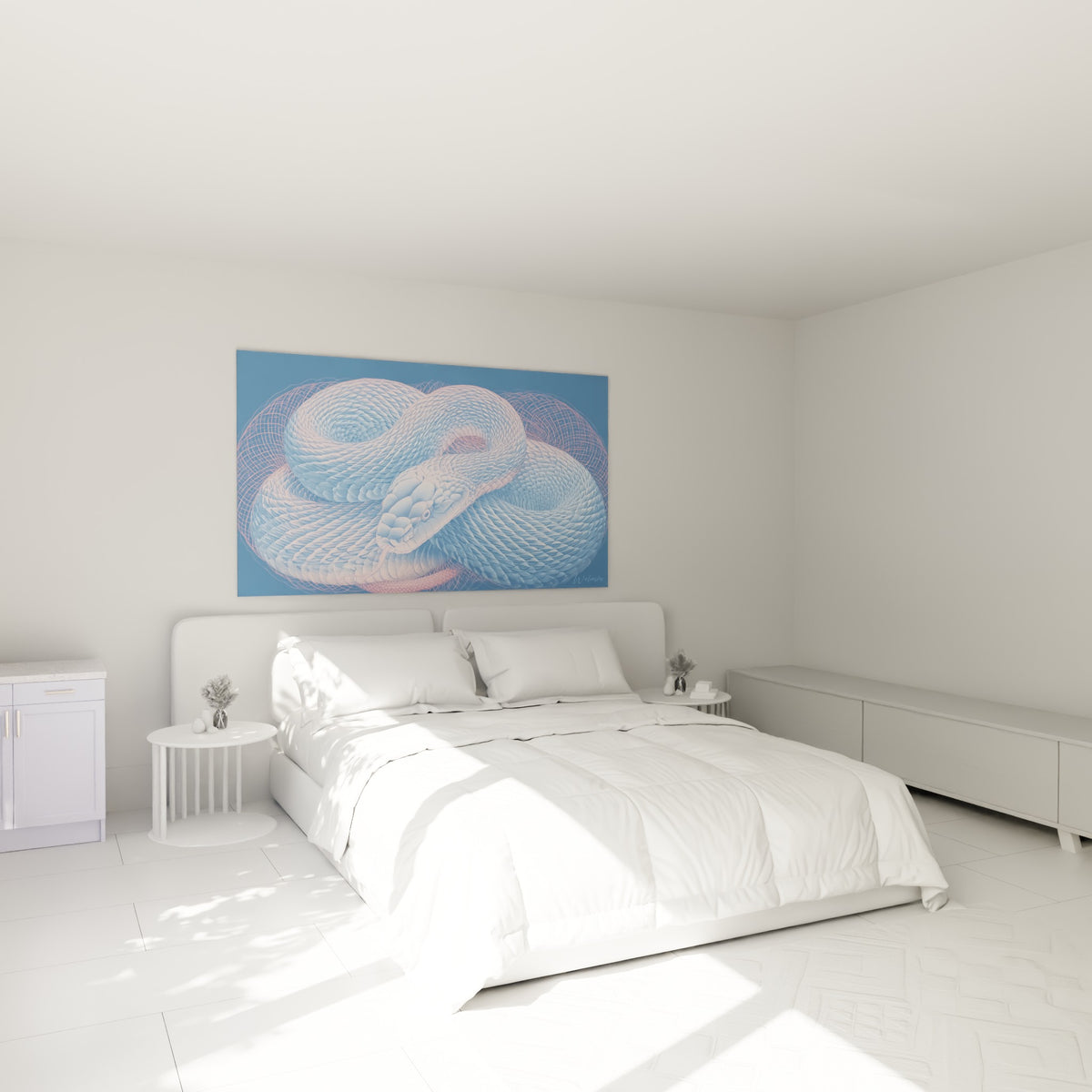 Reptile aux teintes bleu ciel et rose délicat enroulé sur lui-même, au-dessus d'un lit dans une chambre claire