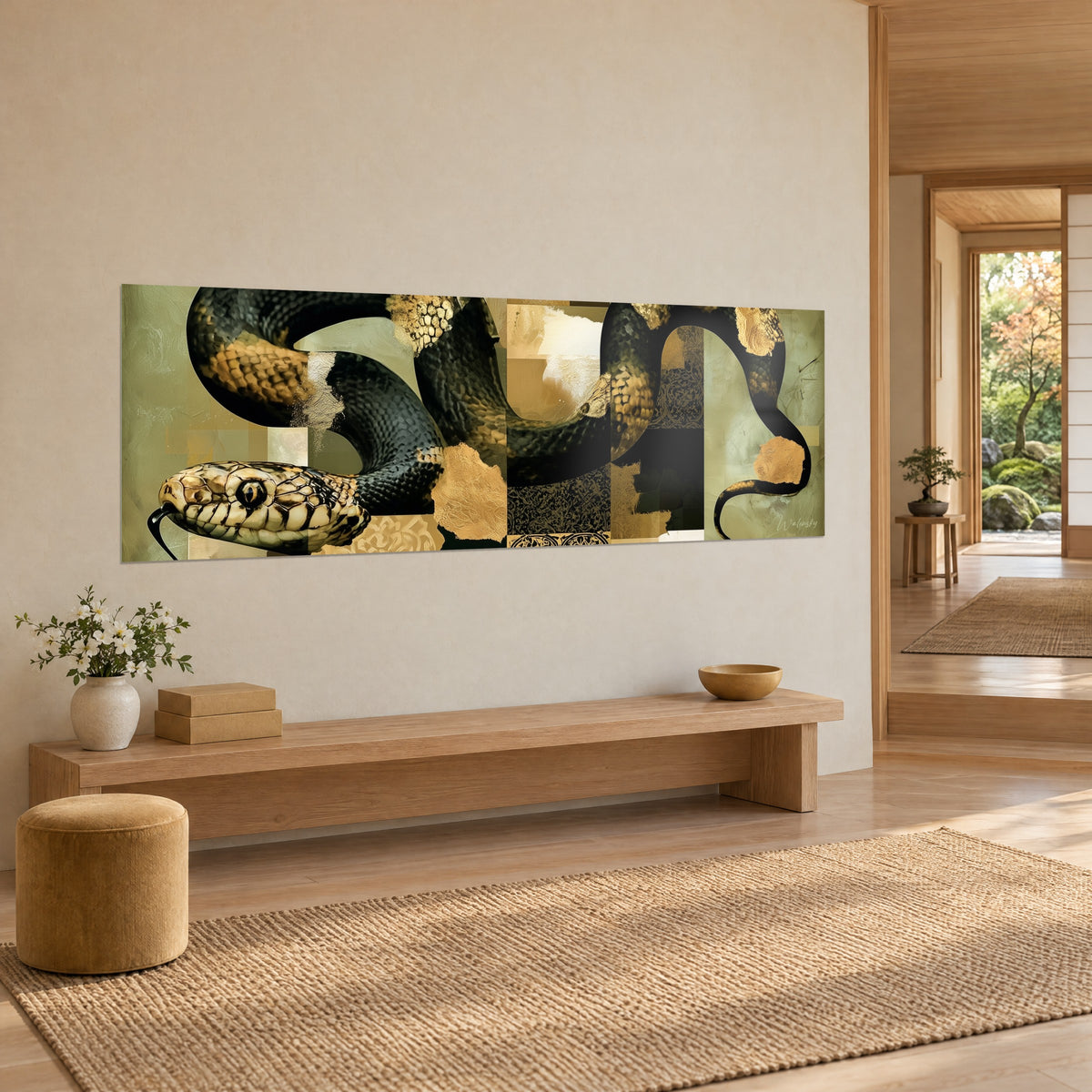 Tableau reptile aux anneaux d'ébène et d'or sur patchwork vert sauge, mur beige, banc bois, dans une maison japandi