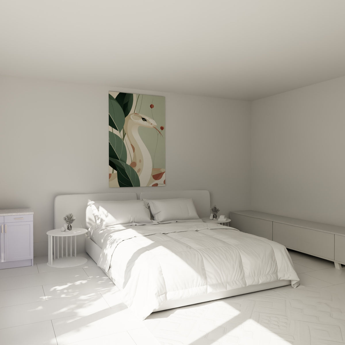 Reptile crème et rouge tendant la langue vers des baies, au-dessus d'un lit dans une chambre claire
