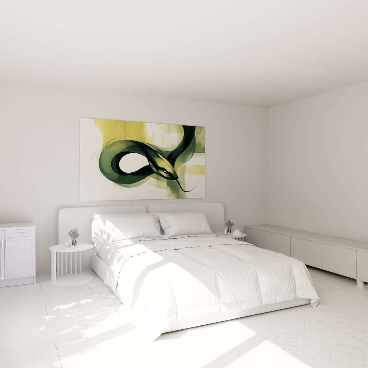 Reptile aux teintes vert olive et jaune doré accroché au-dessus d'un lit dans une chambre claire