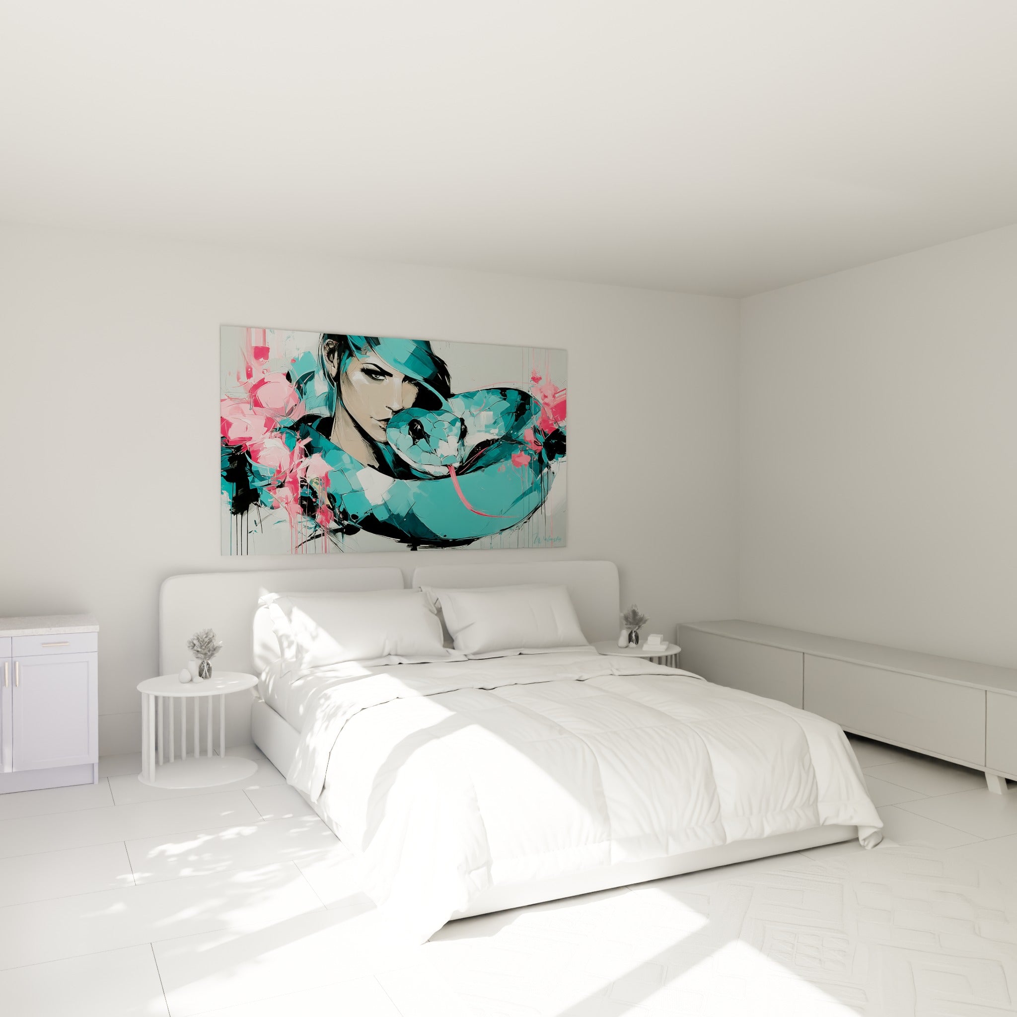 Femme au regard intense entourée d'un serpent turquoise et rose, au-dessus d'un lit dans une chambre claire