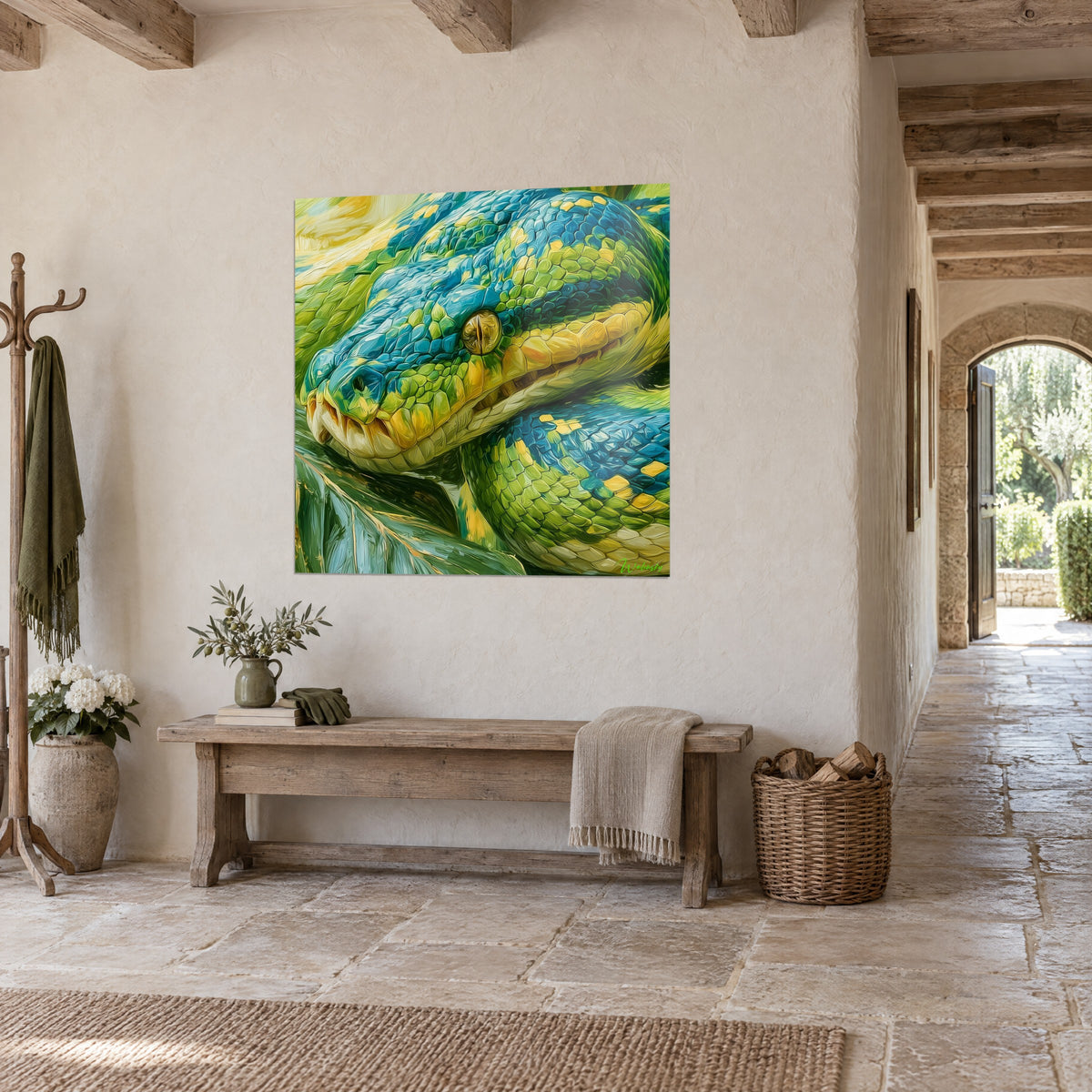 Tableau reptile aux écailles turquoise et jaune citron, regard ambré en relief, mur blanc d'un couloir de pierre, vue de trois-quarts