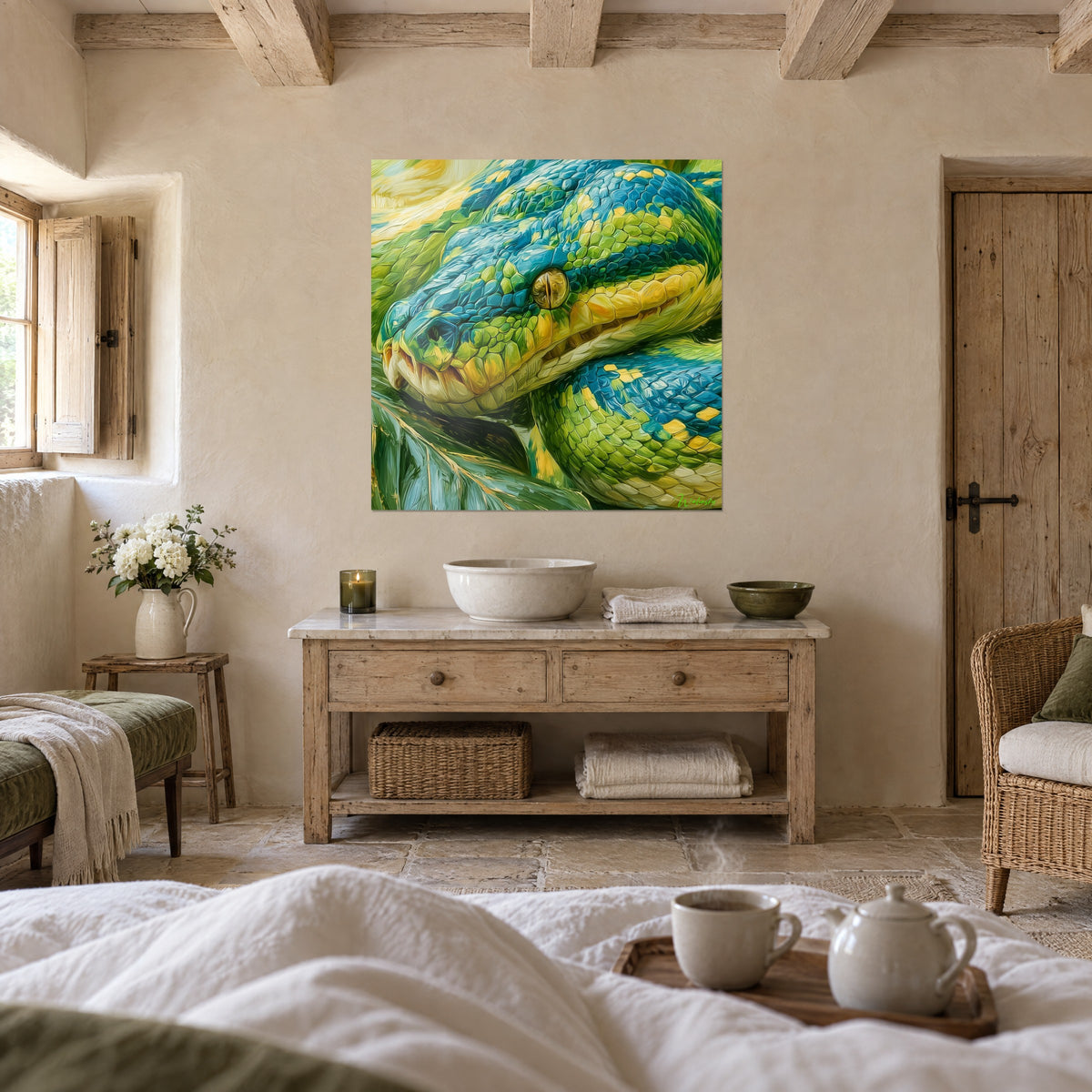 Tableau boa aux reflets bleu canard et vert anis, pupille fendue dorée, face à un lit défait, au-dessus d'un lit dans une chambre claire