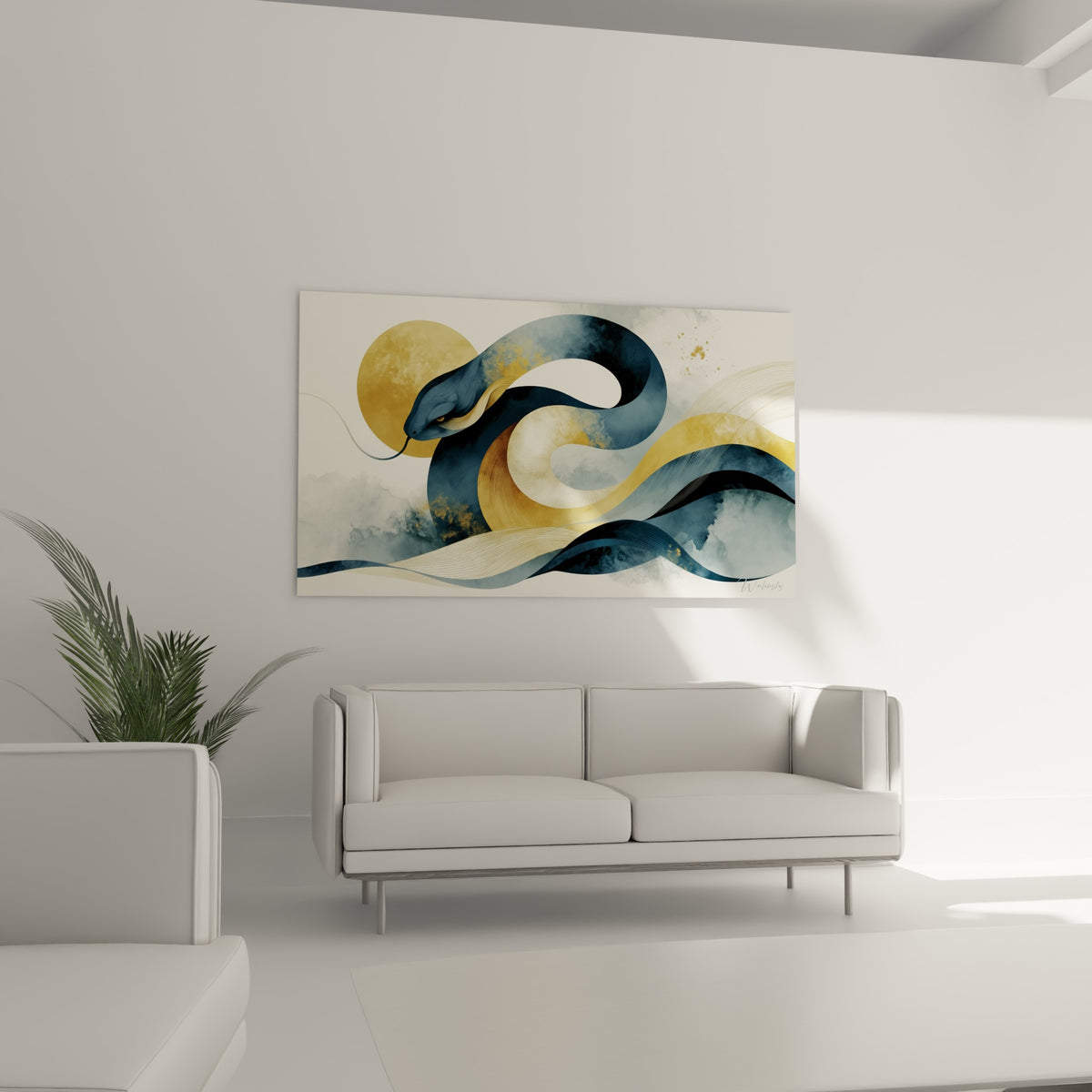 Ondulations dorées et bleu marine du serpent suspendues au-dessus d'un canapé dans un salon lumineux
