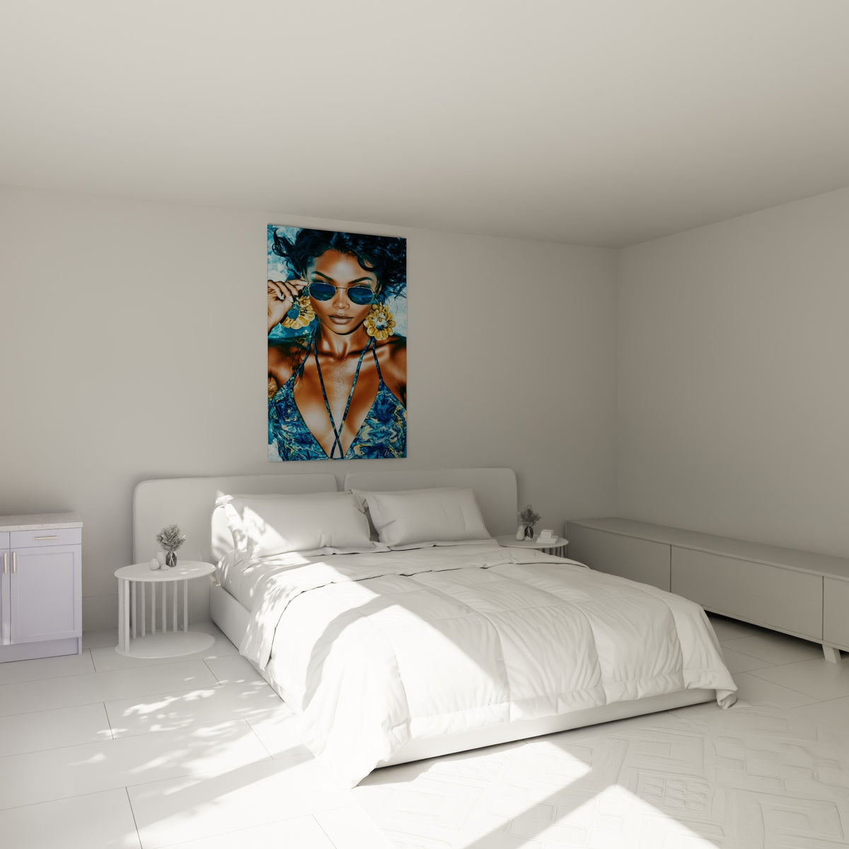 Regard voilé derrière des verres bleus, bikini marine et or, au-dessus d'un lit dans une chambre claire