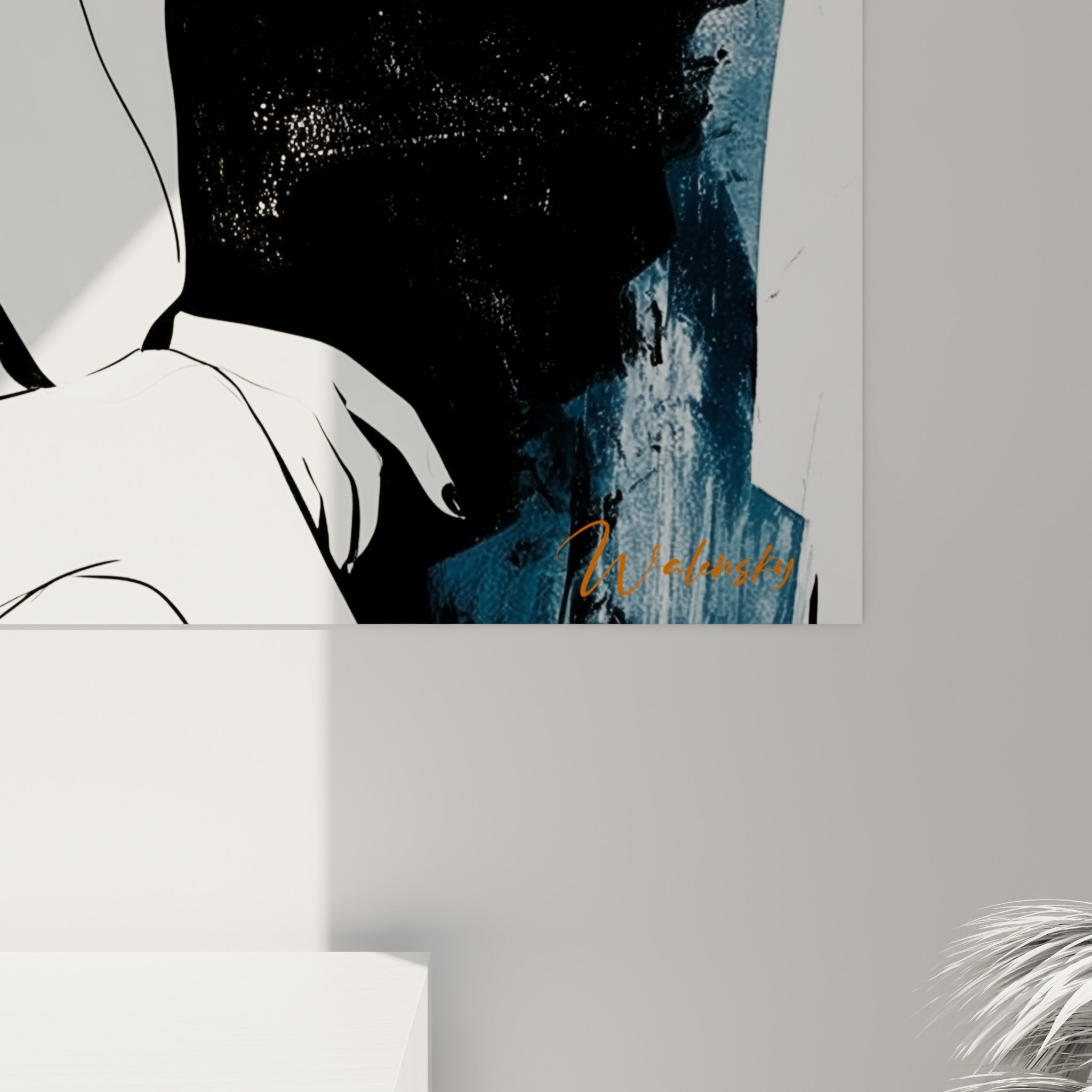 Détail des traits encrés noirs et de la touche rouge vif sur la texture granuleuse de l'impression
