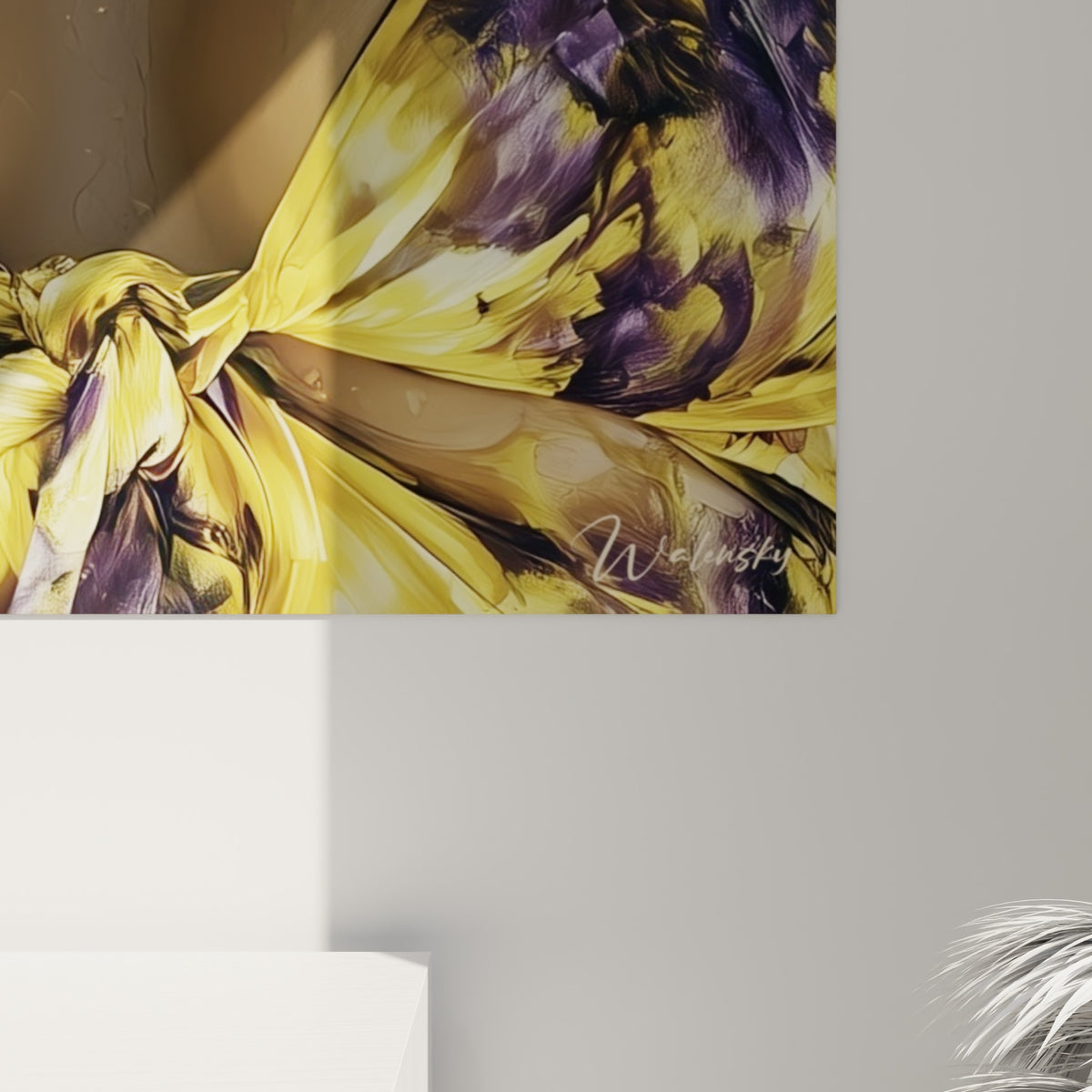 Détail des gouttes d'eau sur la peau dorée et du nœud jaune violet, textures fines et reflets nets