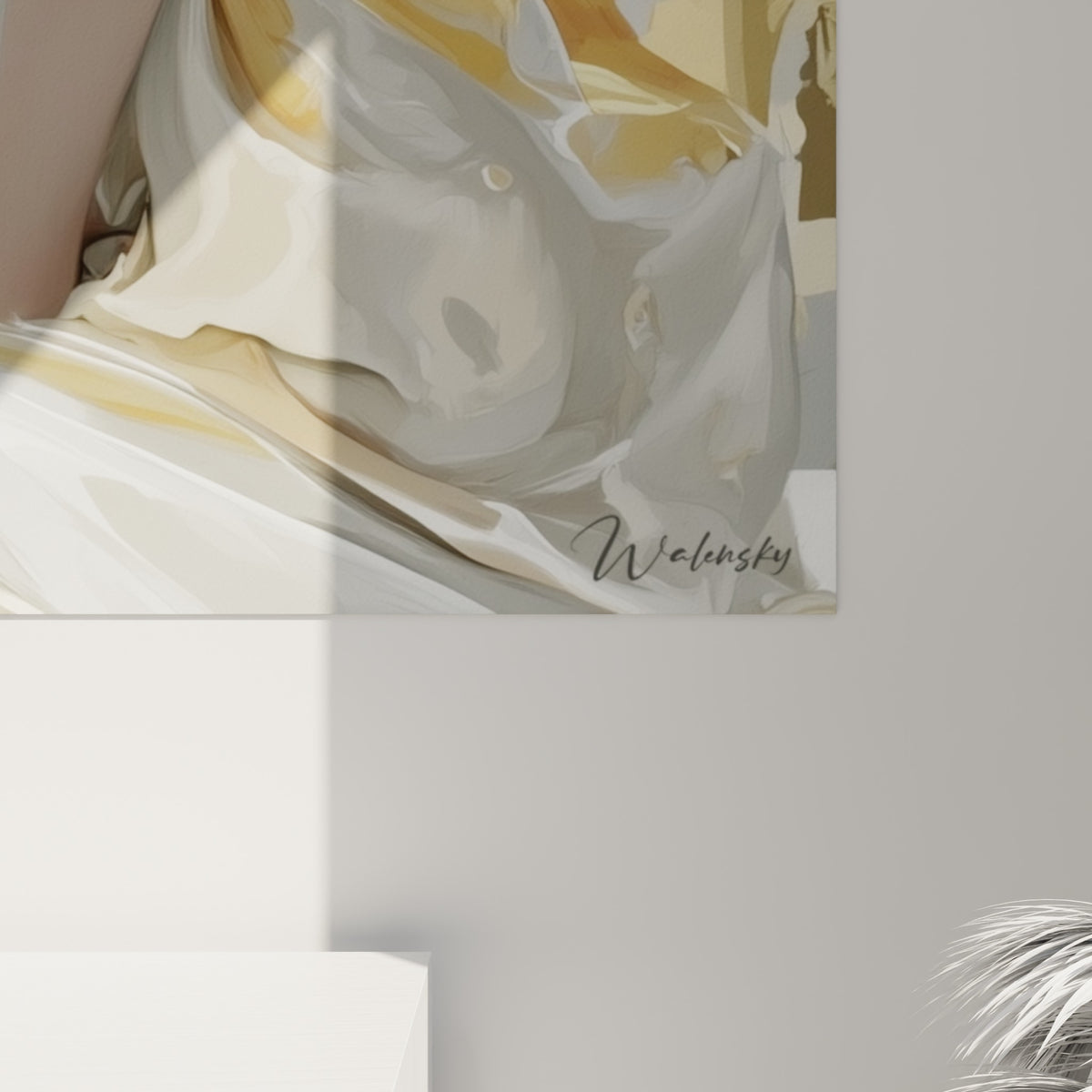 Détail du drapé doré et blanc aux empâtements soyeux contre le fond gris anthracite de la toile