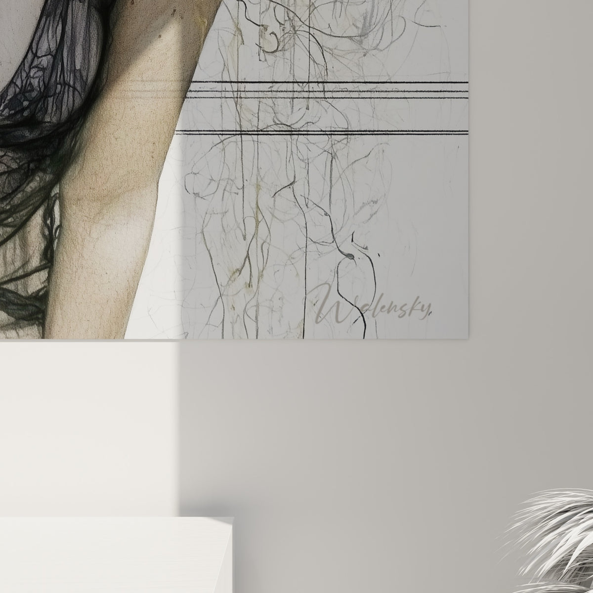 Détail des empâtements graphiques dorés et noirs sur la toile, grain fin de la peau contre la texture griffée du fond