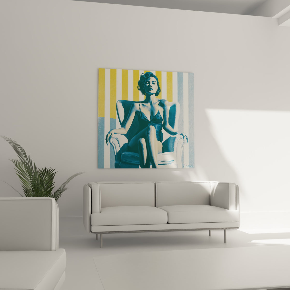 Posture sexy alanguie en bleu marine sur fauteuil blanc, au-dessus d'un canapé dans un salon lumineux