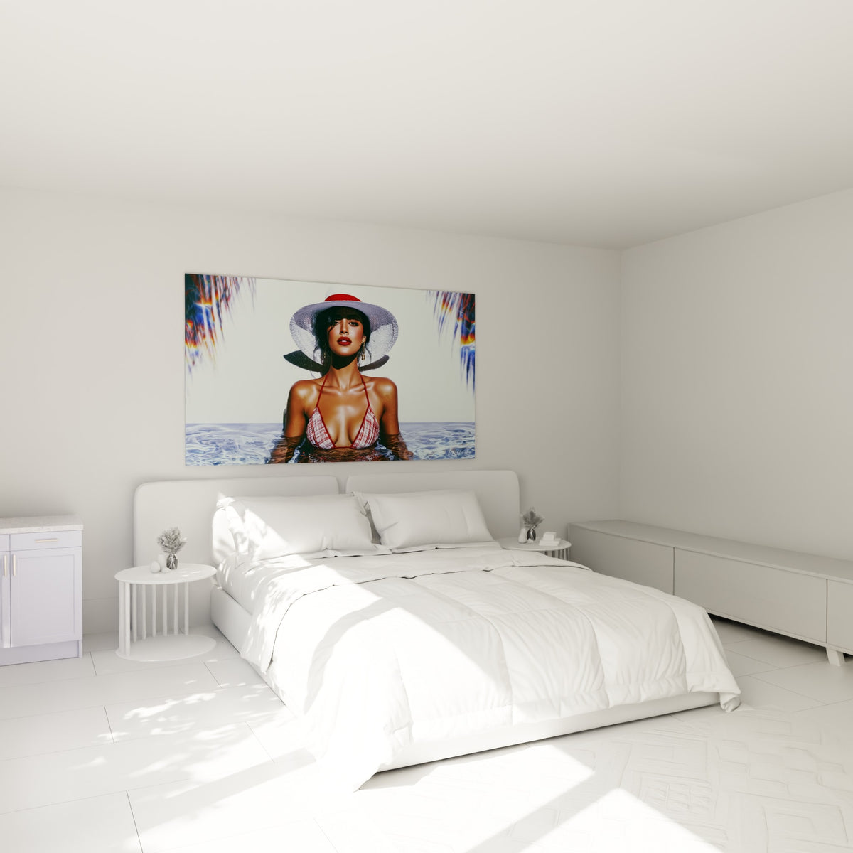 Silhouette sensuelle au chapeau blanc et bikini rouge, accrochée au-dessus d'un lit dans une chambre claire