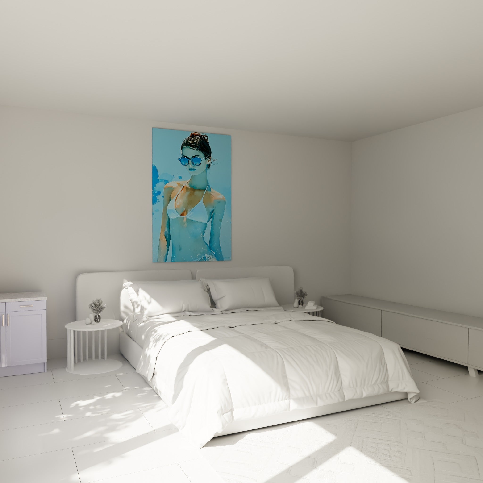 Portrait bikini blanc et lunettes bleues au-dessus d'un lit dans une chambre claire, ambiance estivale