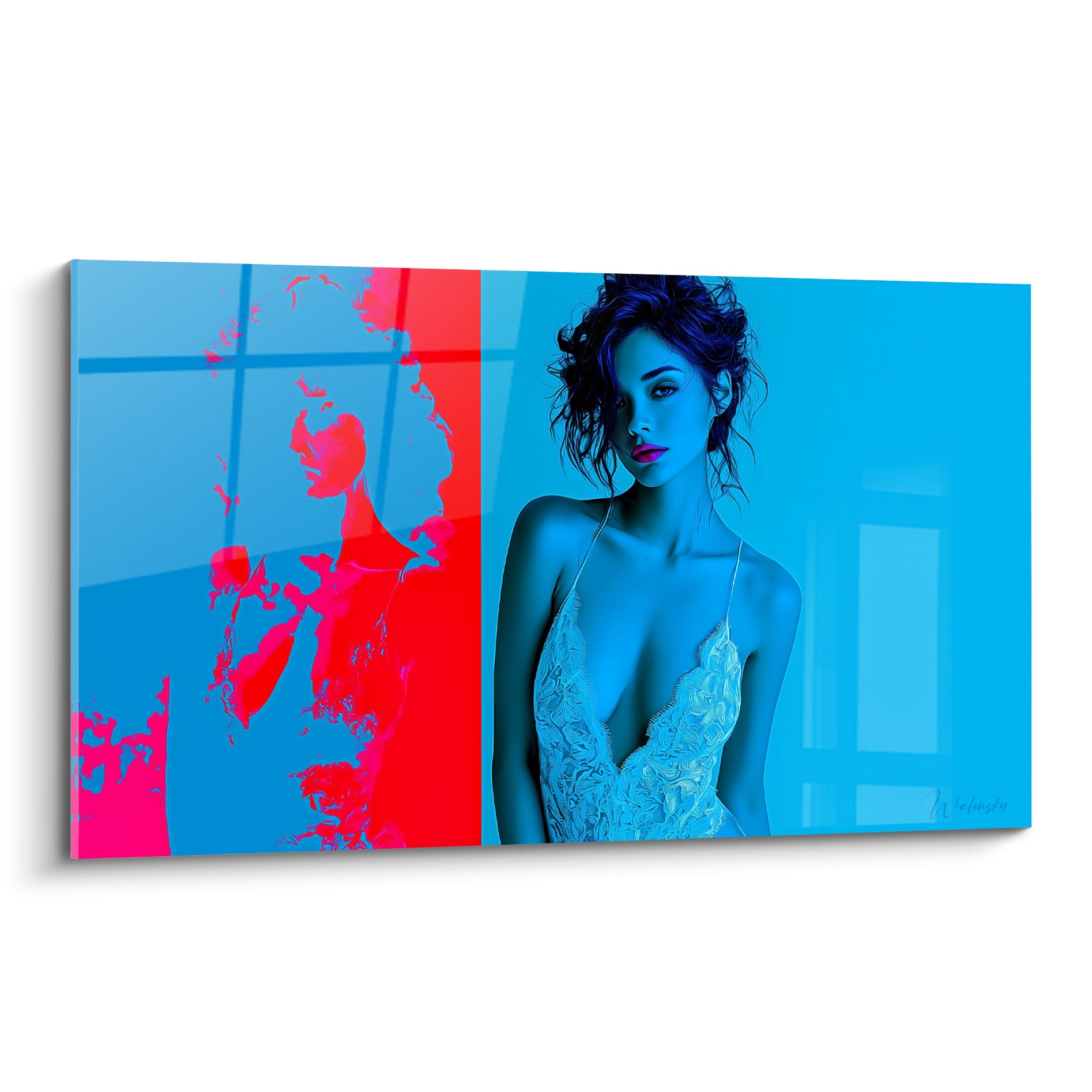 Femme en robe dentelle blanche, portrait bleu électrique et silhouette rouge fragmentée