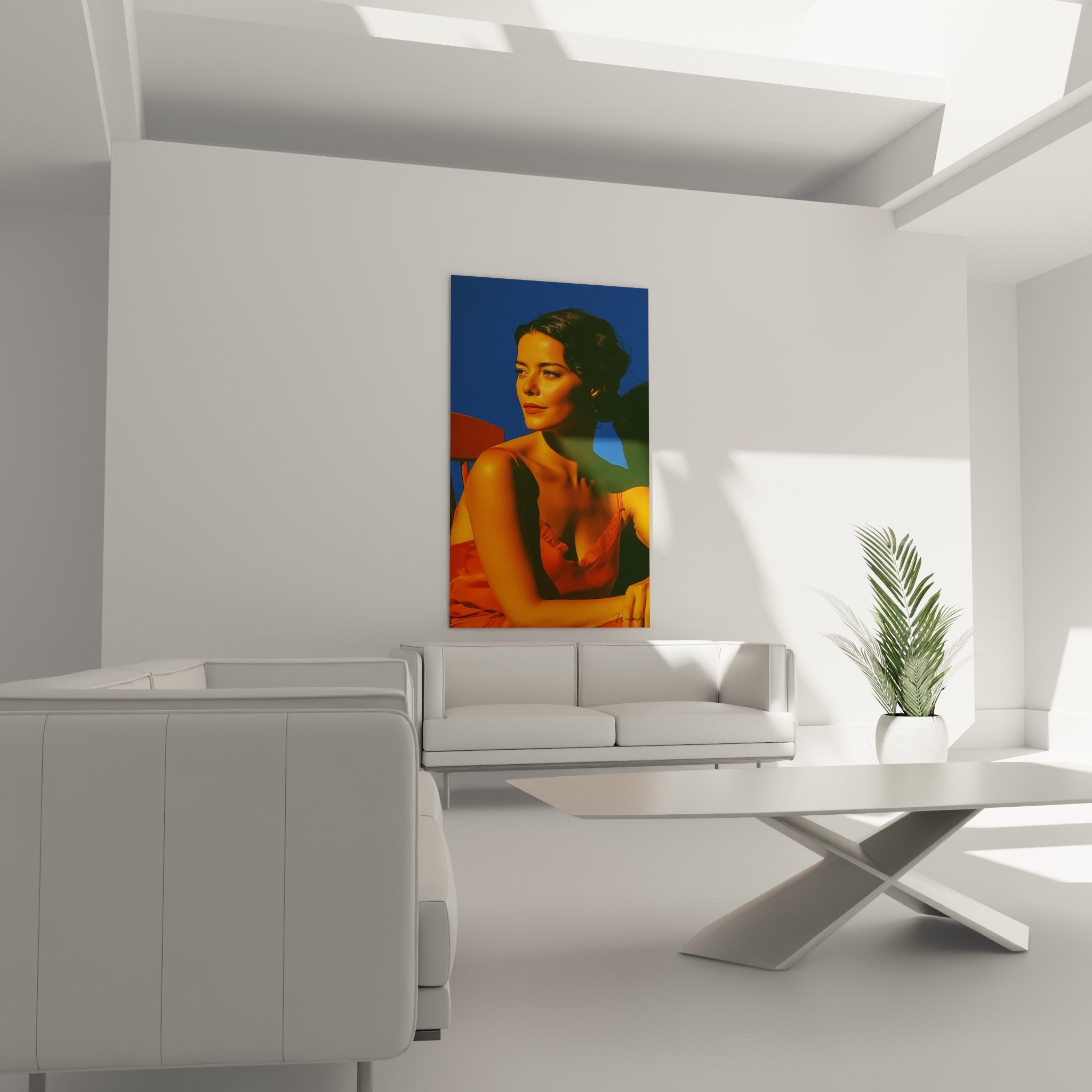 Portrait doré aux nuances orange et bleu nuit accroché au-dessus d'un canapé dans un salon lumineux