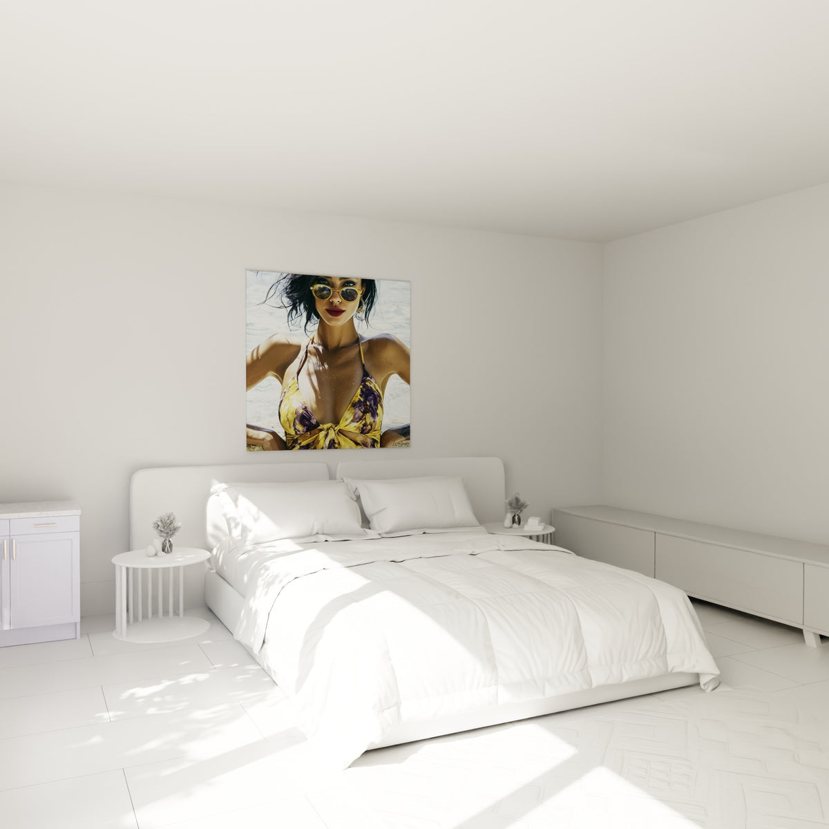 Silhouette bronzée en maillot jaune fleuri violet, cheveux bruns détachés, au-dessus d'un lit dans une chambre claire