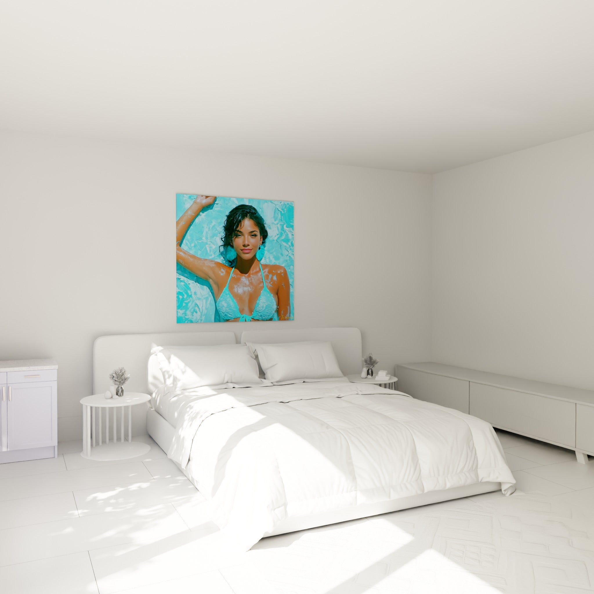 Modèle en bikini turquoise sexy, teint doré, au-dessus d'un lit dans une chambre claire