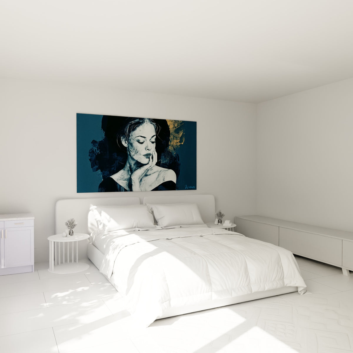 Femme sensuelle en bleu marine et doré, épaule dénudée, au-dessus d'un lit dans une chambre claire