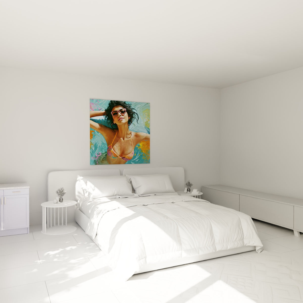 Silhouette sensuelle en bikini fleuri orange au-dessus d'un lit dans une chambre claire
