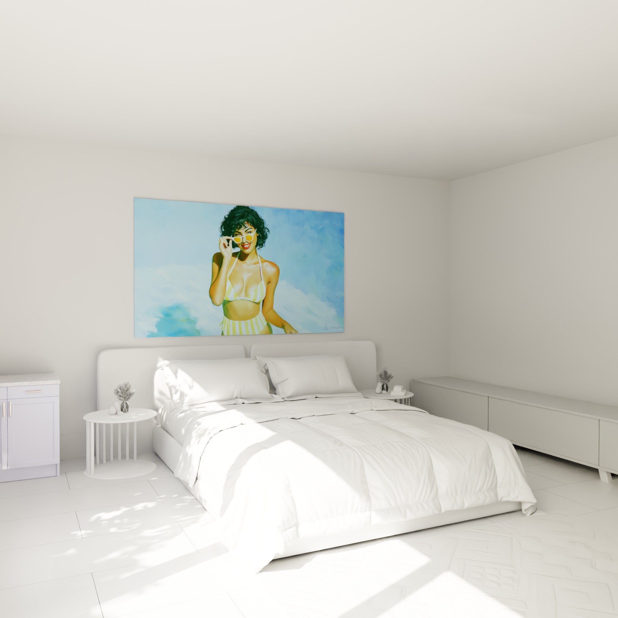 Jeune femme en bikini jaune baisse ses lunettes, teint doré, au-dessus d'un lit dans une chambre claire