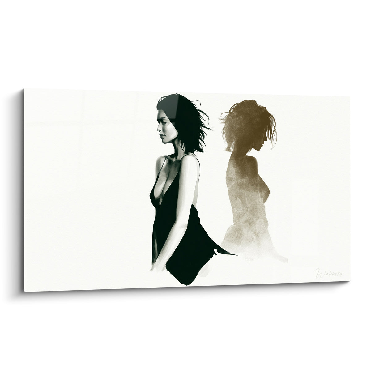 Femme en robe noire échancrée près d'une silhouette dorée évanescente sur fond blanc