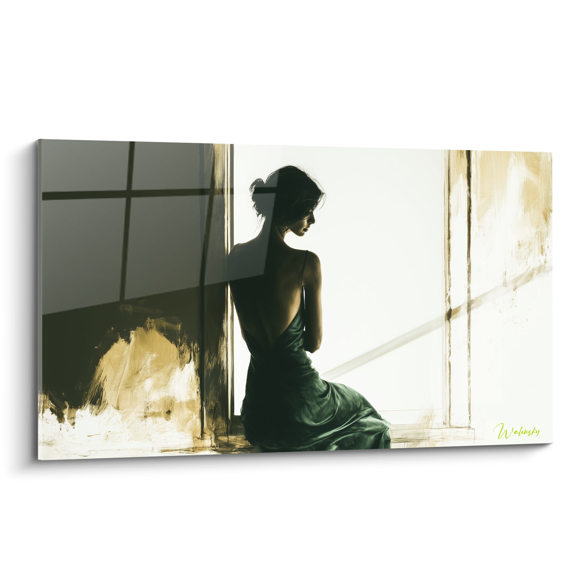 Silhouette féminine en robe vert émeraude, dos nu, face à une fenêtre dorée et anthracite