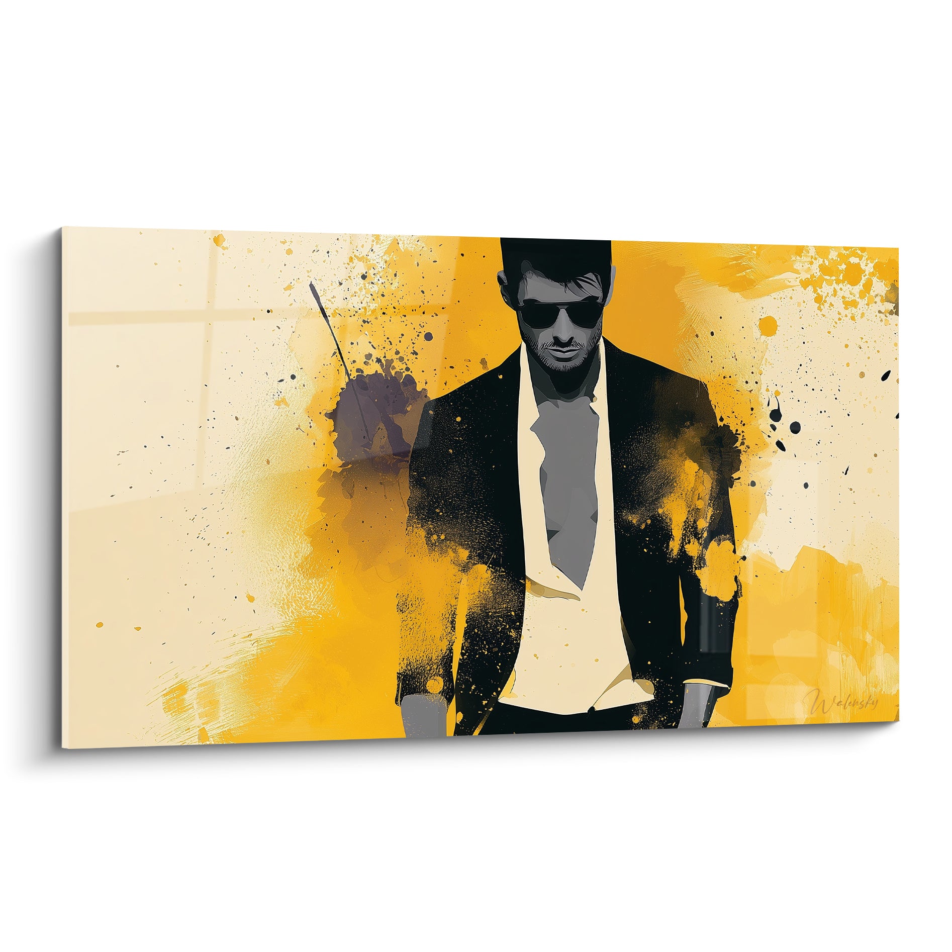 Homme en costume noir et chemise blanche sur fond jaune doré éclaboussé, lunettes noires