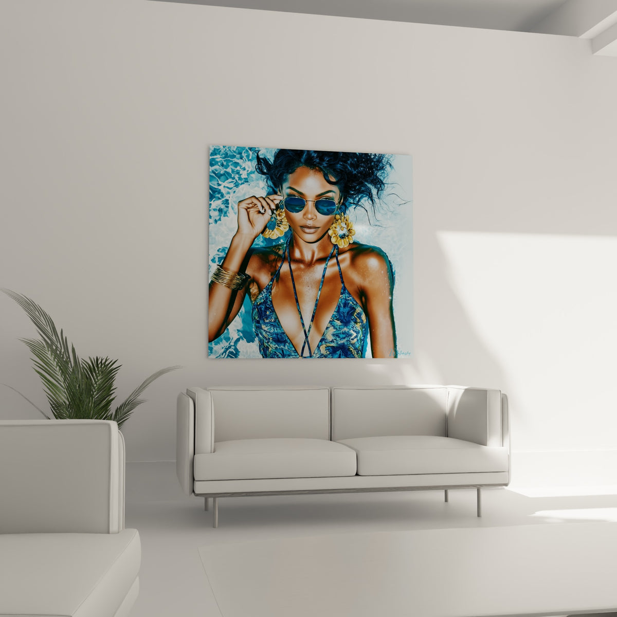 Regard captivant derrière des lunettes bleues, bracelets dorés empilés, au-dessus d'un canapé dans un salon lumineux