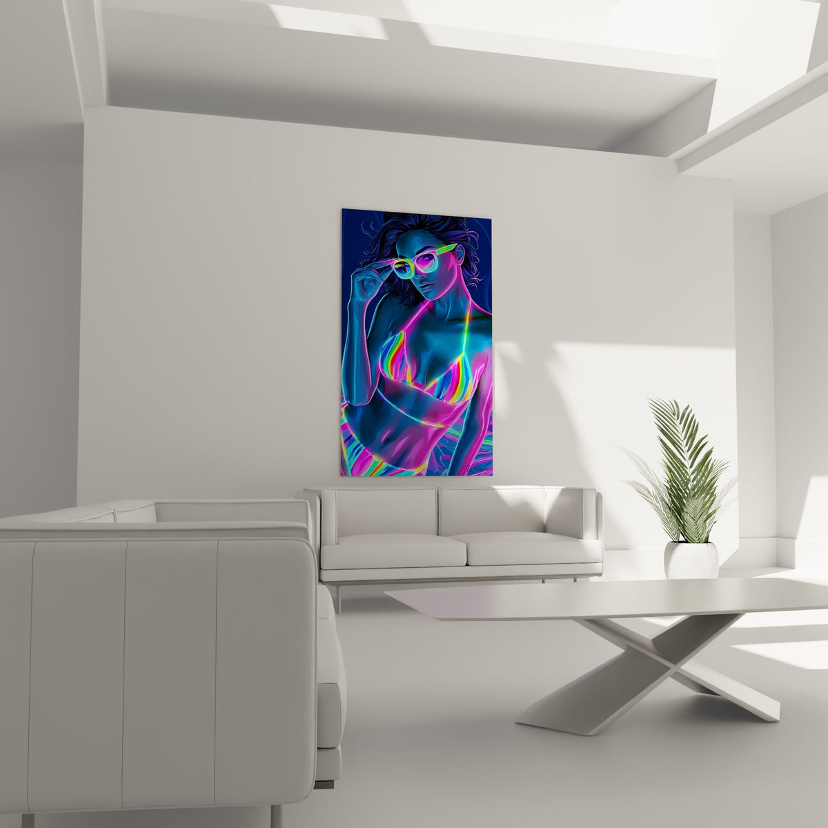 Portrait numérique aux tons magenta et turquoise vif suspendu au-dessus d'un canapé dans un salon lumineux