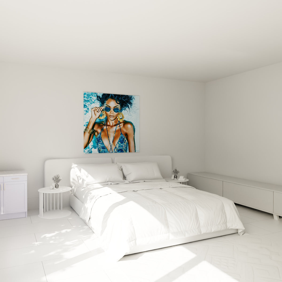 Silhouette bronzée en maillot bleu et ocre, bijoux dorés, au-dessus d'un lit dans une chambre claire