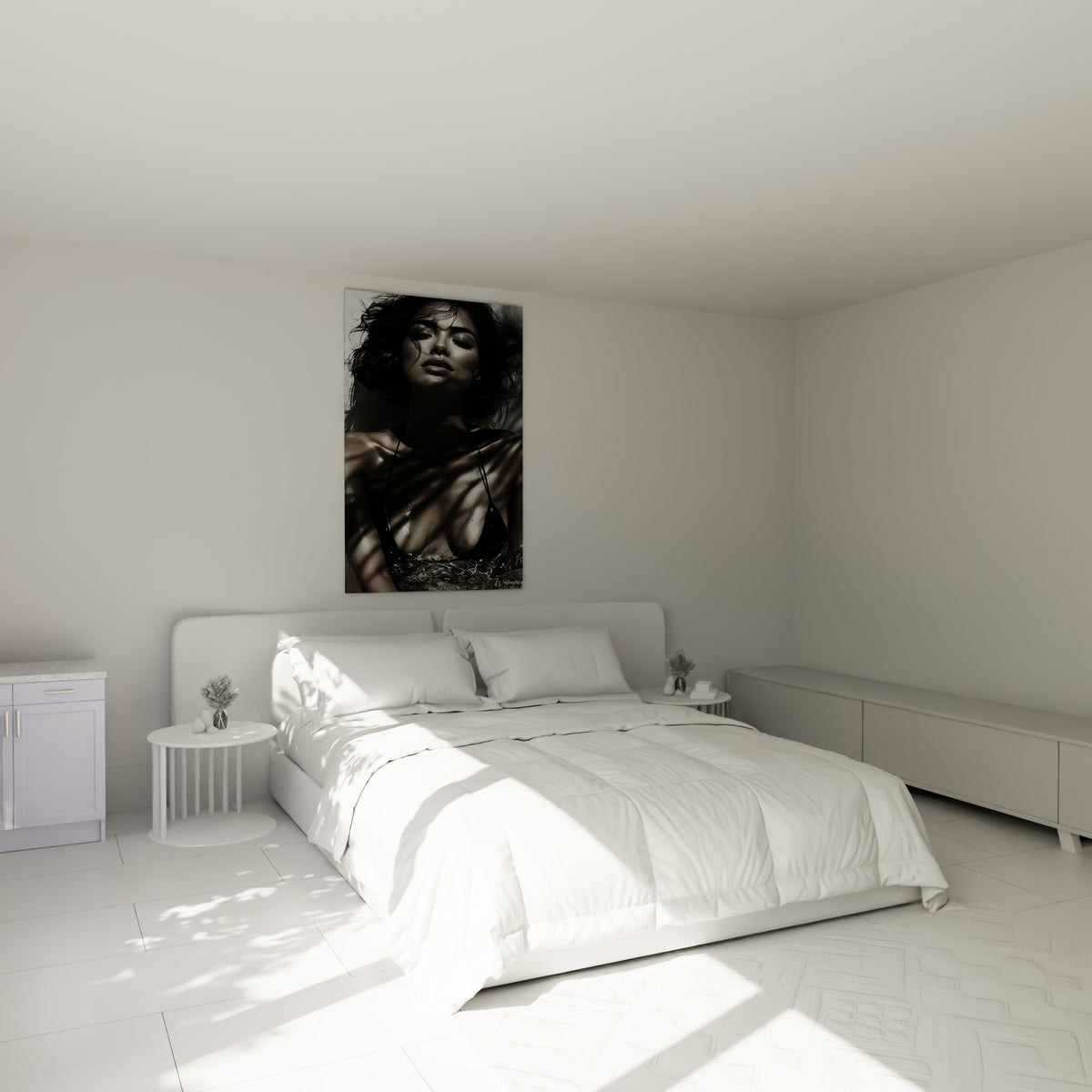 Chevelure sombre et peau nacrée d'une baigneuse, tableau accroché au-dessus d'un lit dans une chambre claire