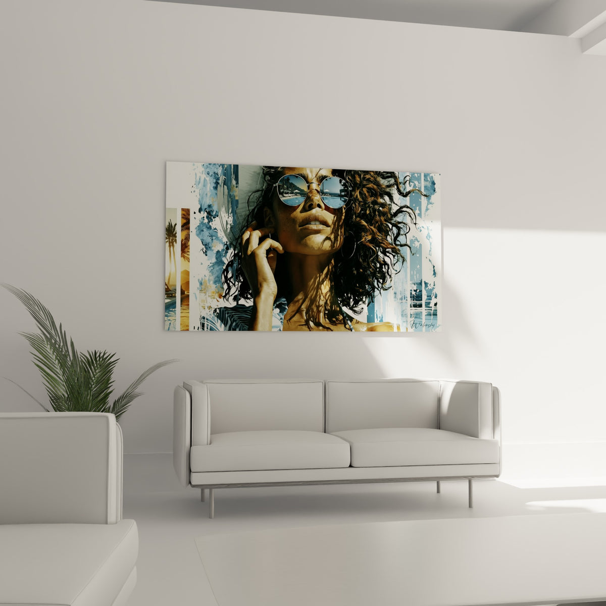 Portrait sensuel aux teintes bleu marine et dorées, au-dessus d'un canapé dans un salon lumineux