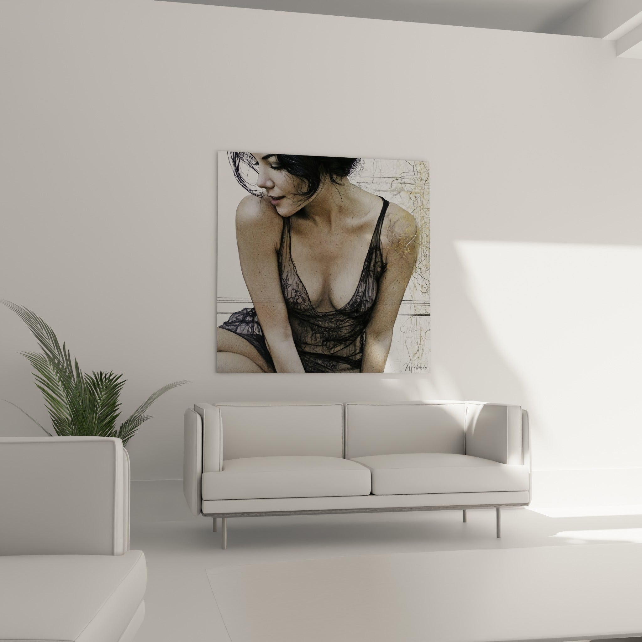 Portrait sensuel d'une femme en dentelle noire aux nuances ocre, au-dessus d'un canapé dans un salon lumineux