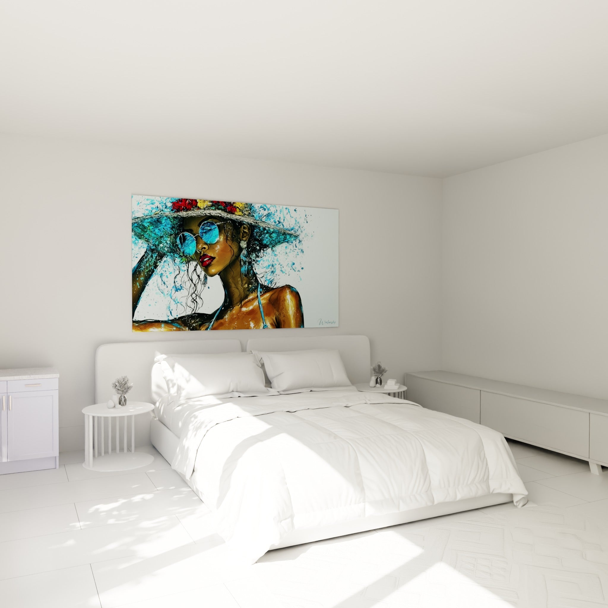 Portrait féminin doré aux mèches noires et bleues au-dessus d'un lit dans une chambre claire
