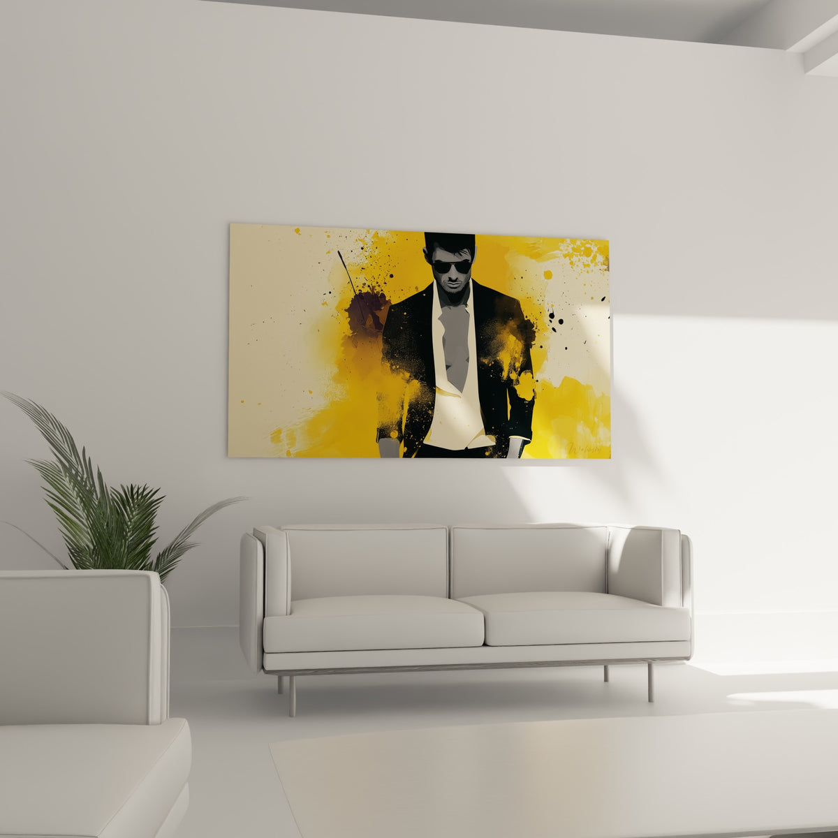 Portrait viril aux teintes jaune moutarde et noir intense, au-dessus d'un canapé dans un salon lumineux