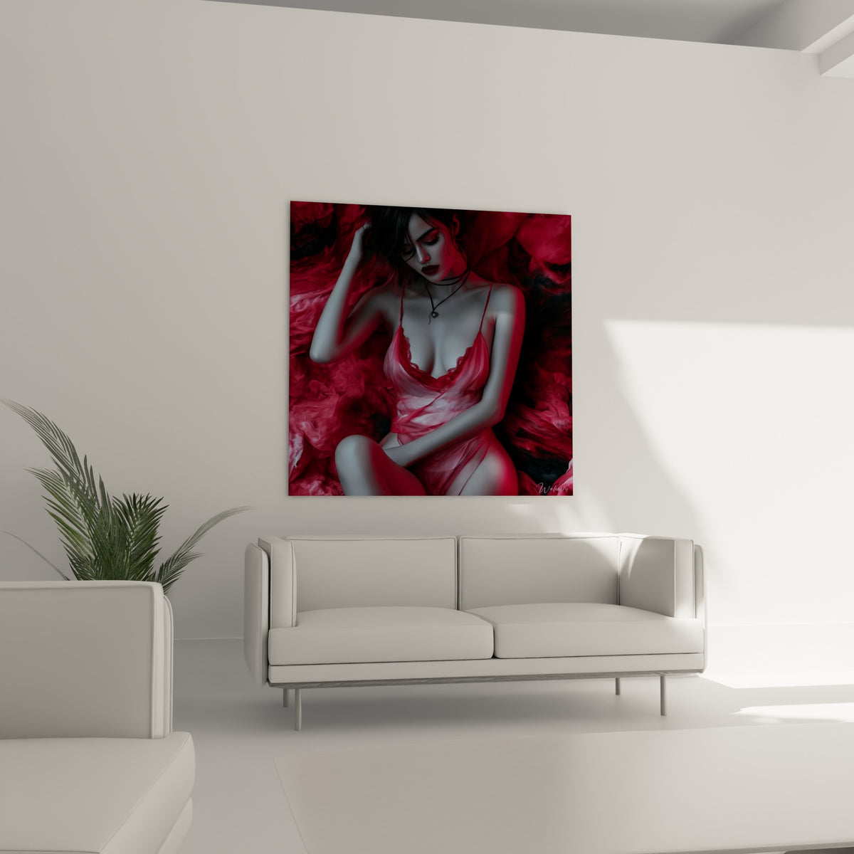 Portrait intime aux tons rouge et anthracite avec collier noir, au-dessus d'un canapé dans un salon lumineux
