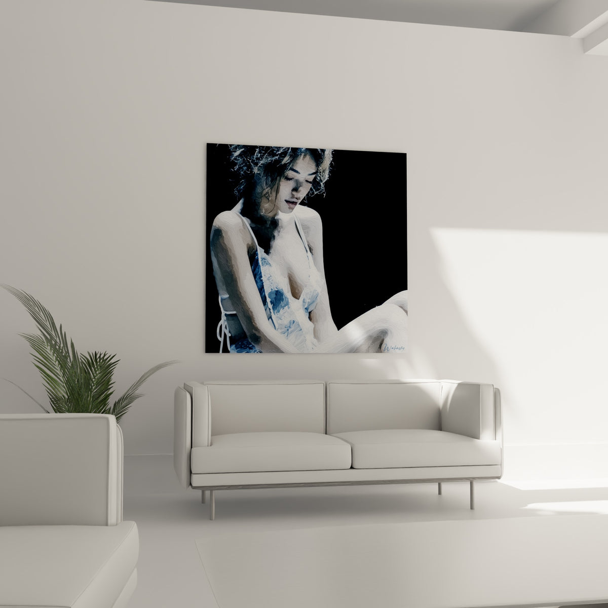 Portrait sensuel en camaïeu blanc et bleu marine, drapé de robe fine, au-dessus d'un canapé dans un salon lumineux
