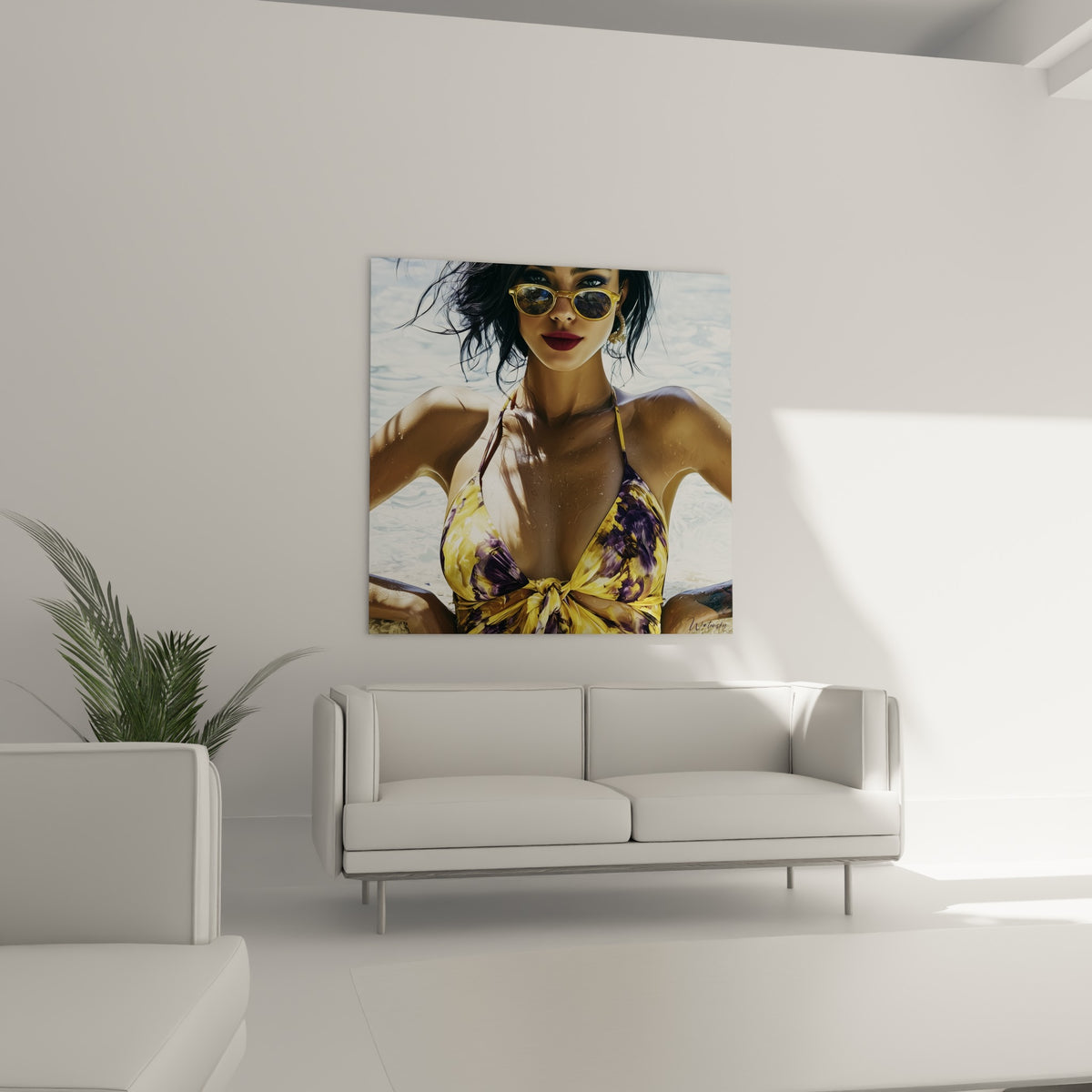 Regard sensuel derrière des lunettes dorées, bikini jaune et violet noué, au-dessus d'un canapé dans un salon lumineux