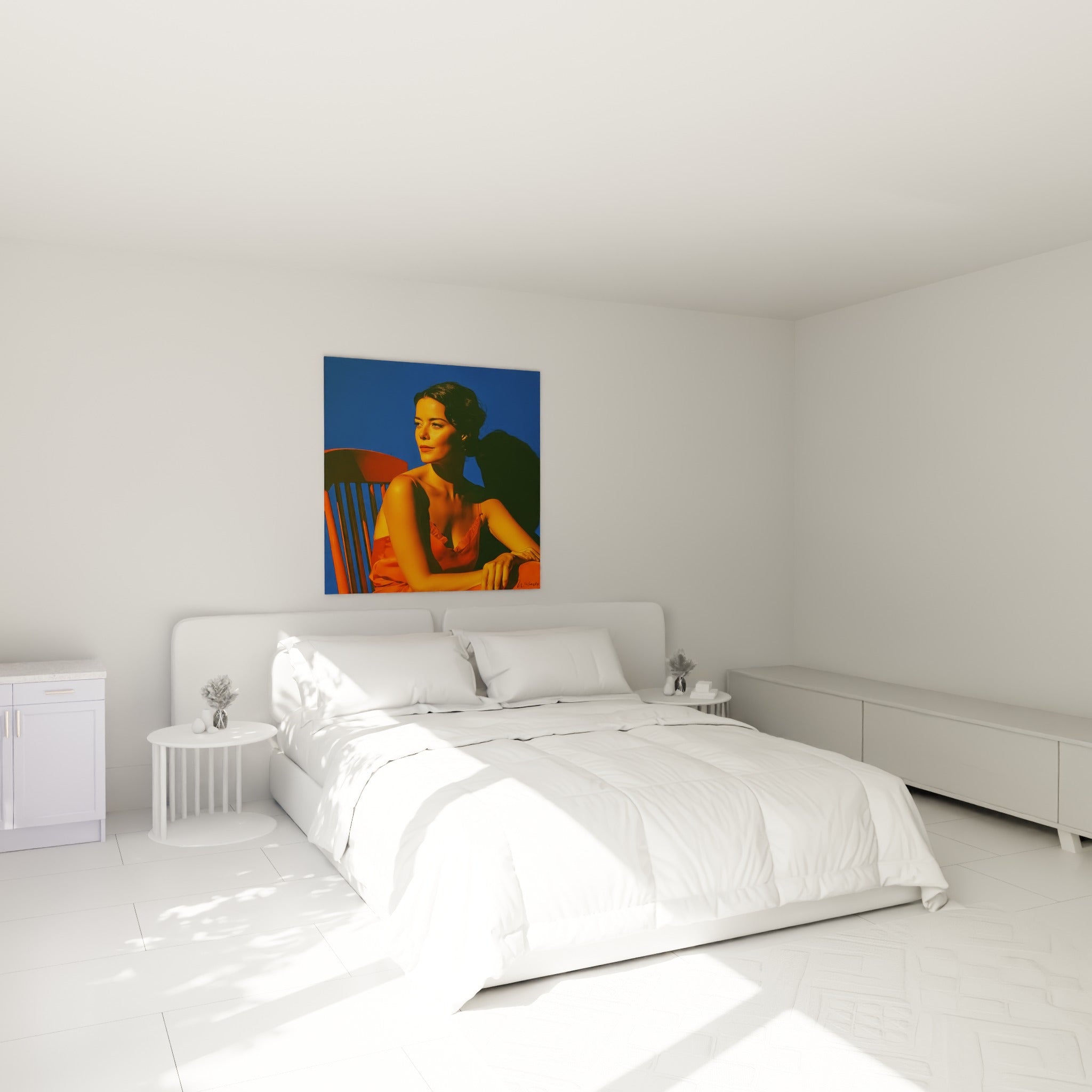 Silhouette féminine en dentelle orange sur fond bleu profond, accrochée au-dessus d'un lit dans une chambre claire