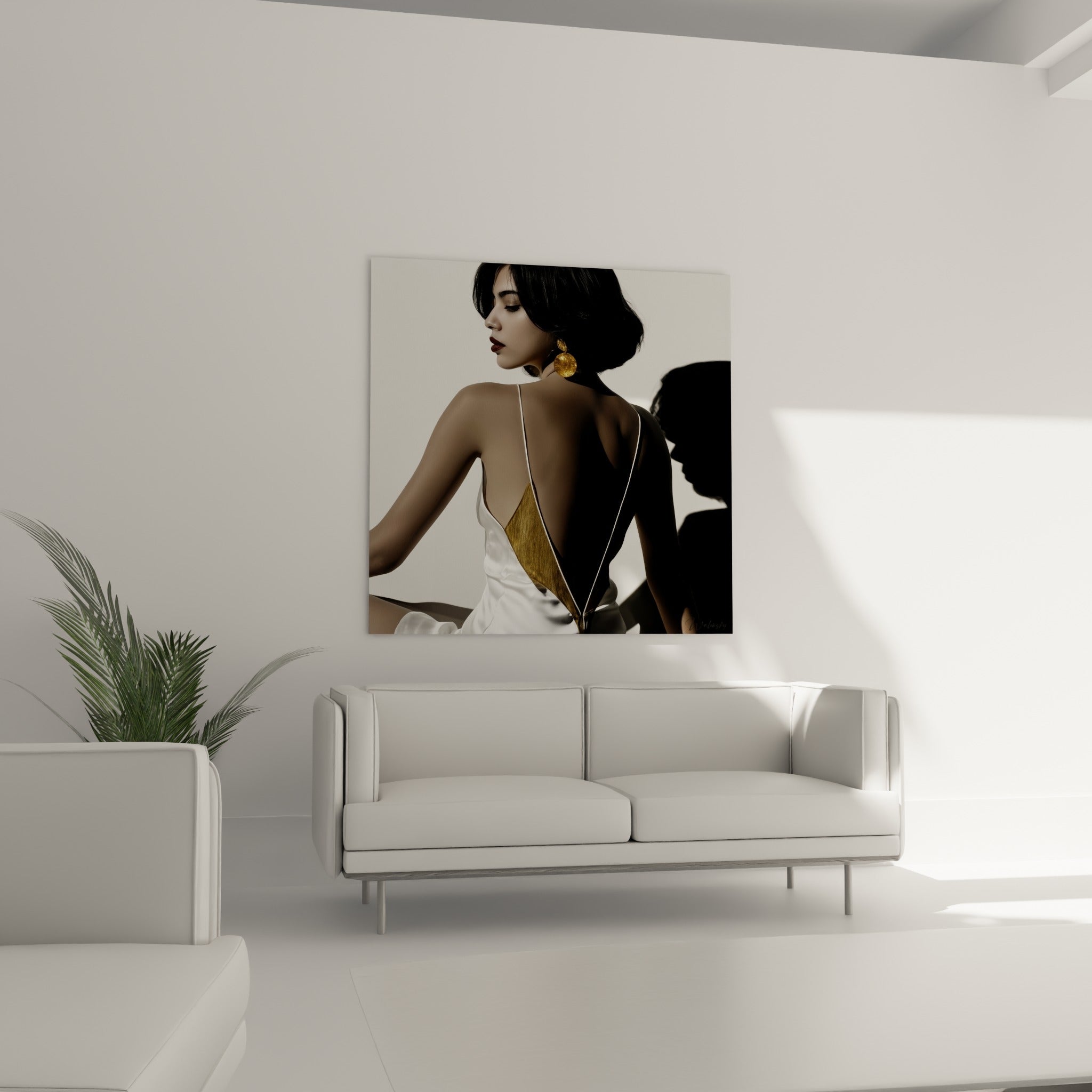 Silhouette élégante en satin ivoire et bijou doré, tableau sexy au-dessus d'un canapé dans un salon lumineux