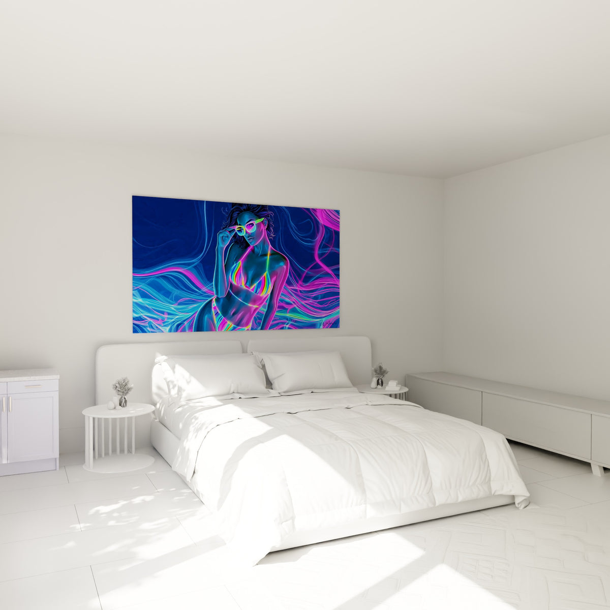 Silhouette lumineuse en bikini néon turquoise et rose, accrochée au-dessus d'un lit dans une chambre claire