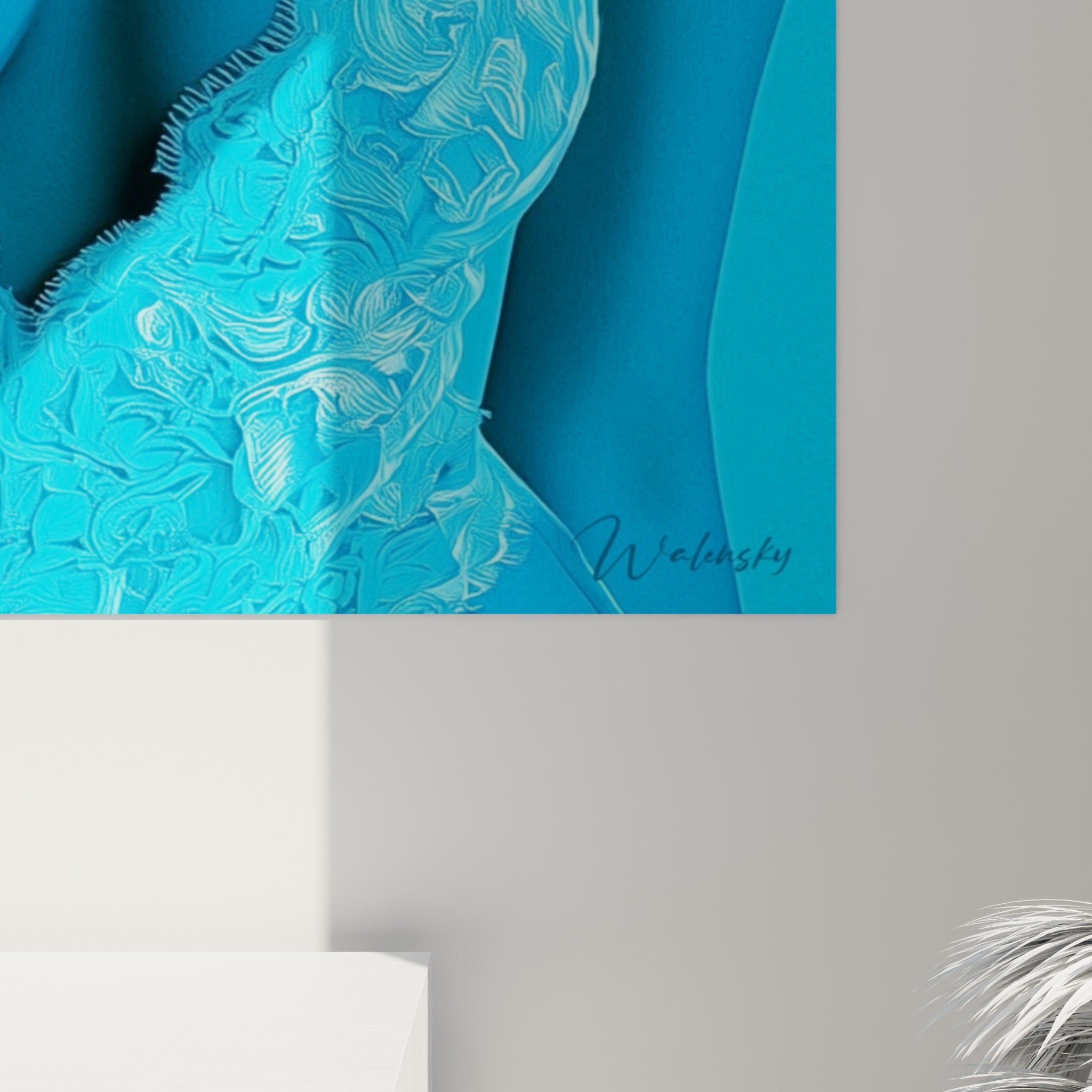 Dentelle blanche texturée et coulures bleu indigo visibles de près sur ce tableau accroché au mur