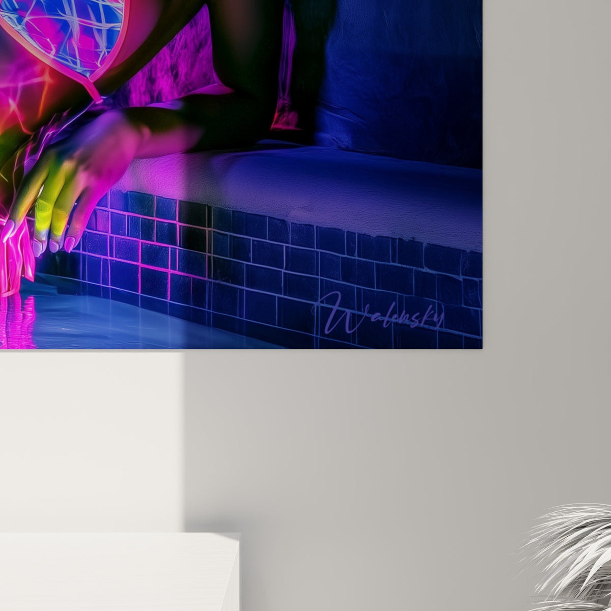 Empâtements de peinture révélant les nuances de rose fluo et de bleu électrique qui se fondent sur la toile